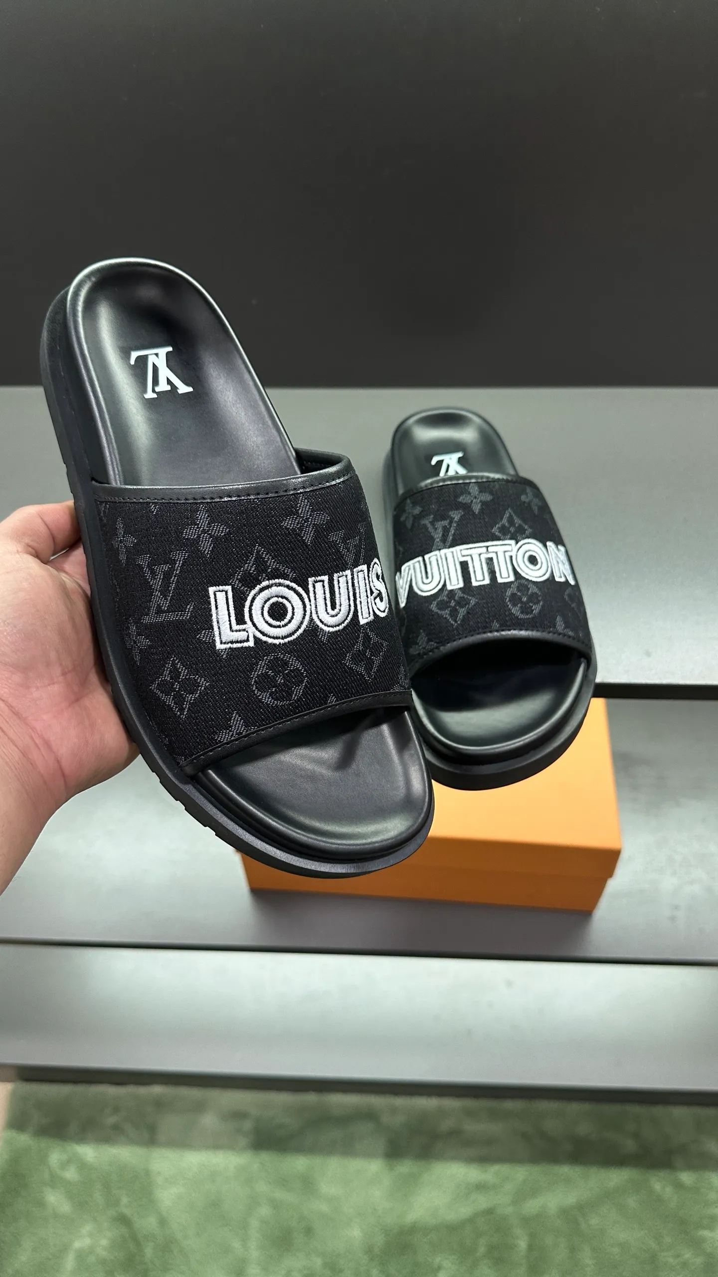 [L Home] P: 300💰Size: 38-45 Top purchasing lv men's summer slippers, classic presbyopia with soft real leather lining, unique color splicing effect, distinctive personality, fashionable and trendy essential style, light and comfortable. Lightweight and tough rubber insole, micro ridged foam outsole, super comfortable!